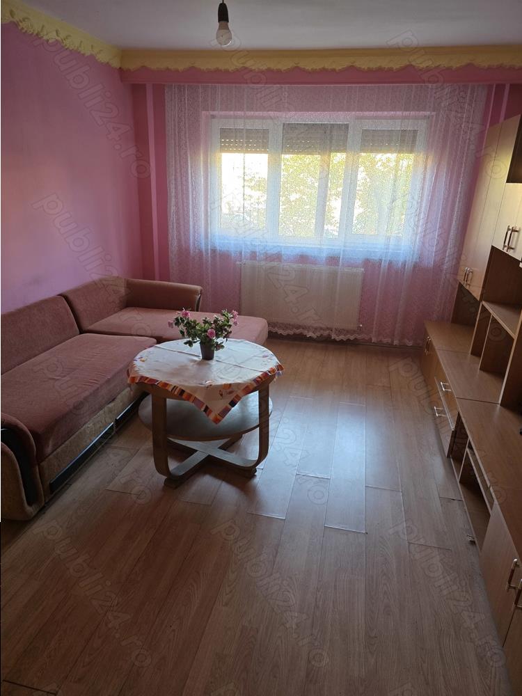 Apartament cu 3 camere,decomandat - zona Racadau